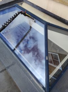 Roof window atrium window cleaning